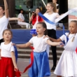 На Театральной площади прошло празднование Дня российского флага
